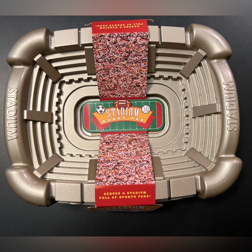 William Sonoma stadium Bundt cake pan